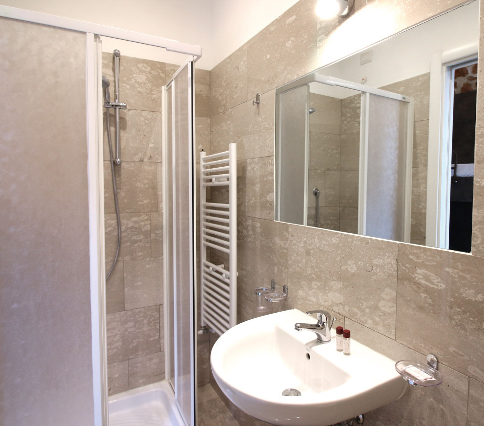 $PEEDY BED - Dormitorio Femminile - 4 Persone - Letto Singolo - Bagno Privato