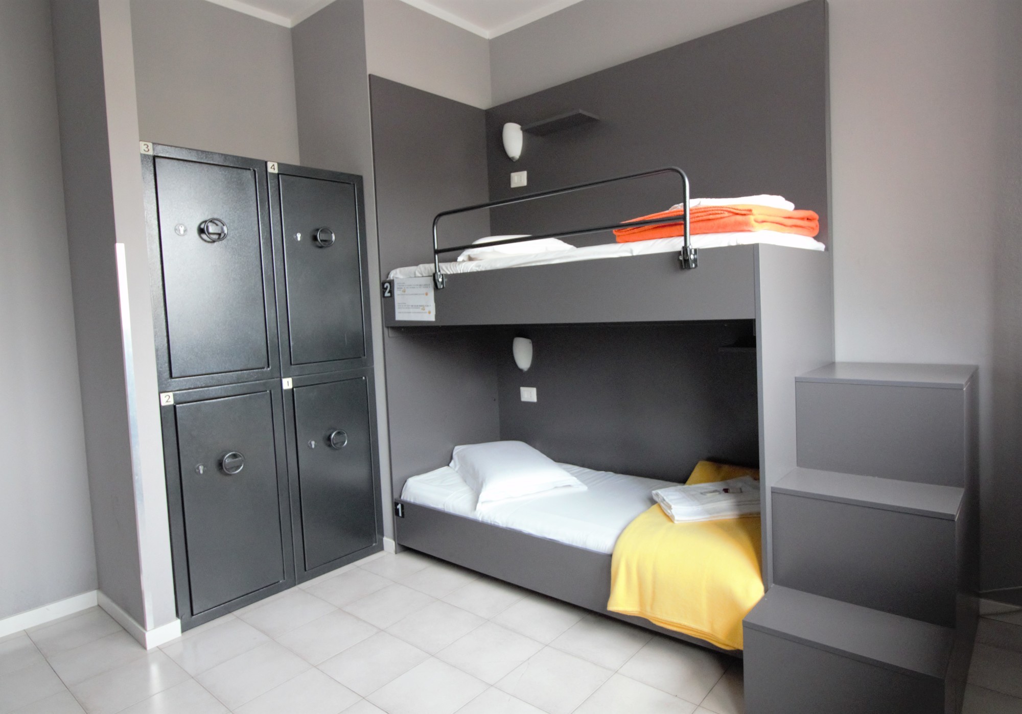 $PEEDY BED MIXED DORM 4 PEOPLE - SINGLE BED PRIVATE BATHROOM