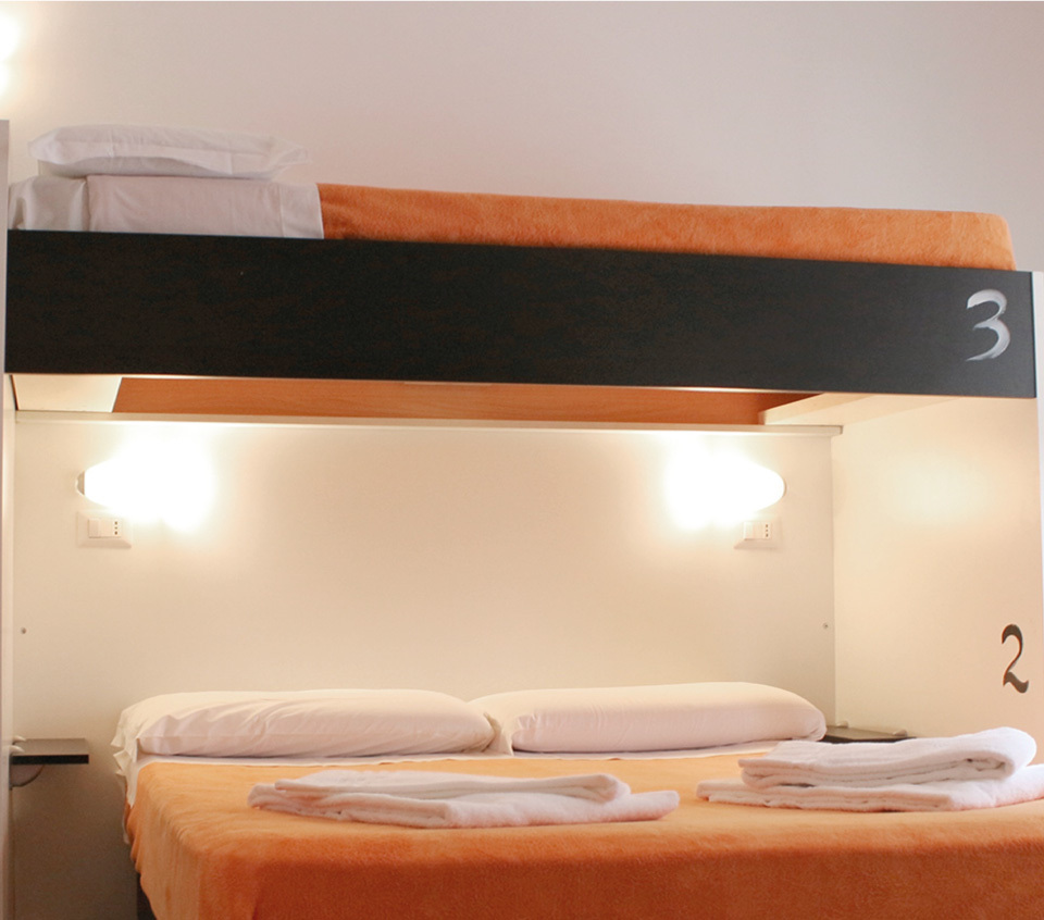 $UPER BED - Private Room - 3 People - Private Bathroom