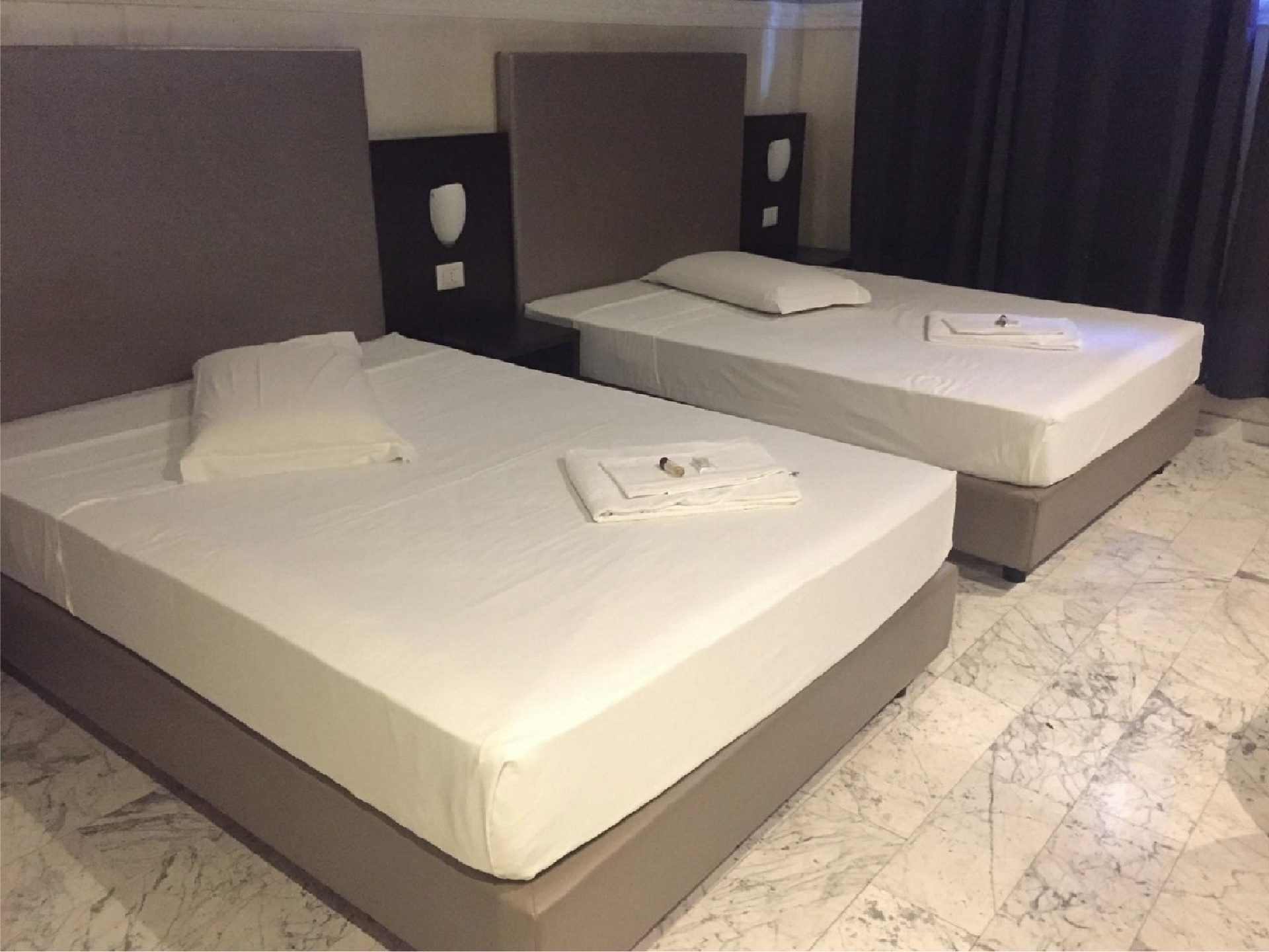$UPER BED - Camera Doppia/Matrimoniale Privata - 2 Persone - 2 Letti Matrimoniali - Bagno Privato