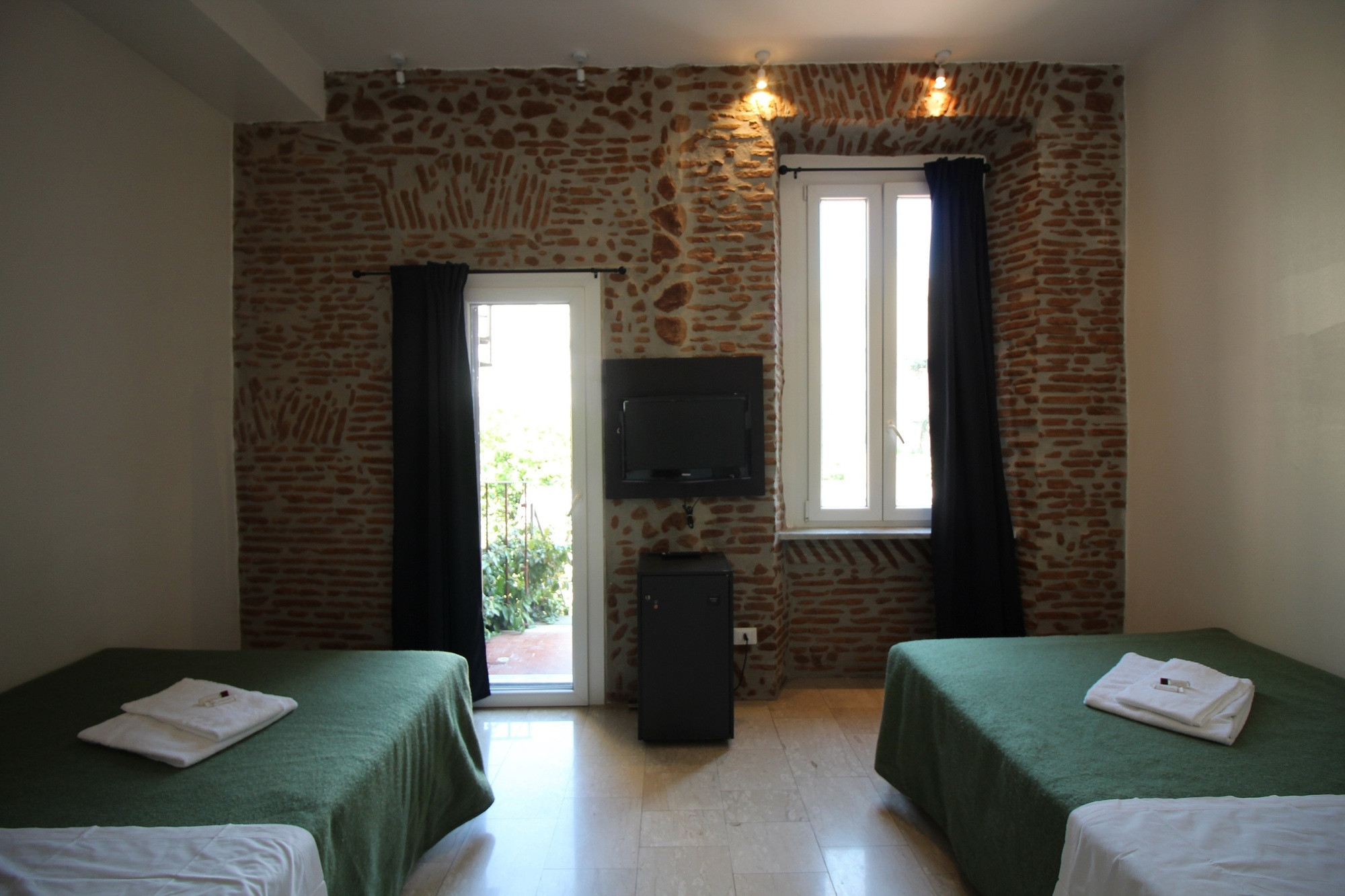 $UPER BED - Camera Privata - 2 Persone - 2 Letti Matrimoniali - Bagno Privato